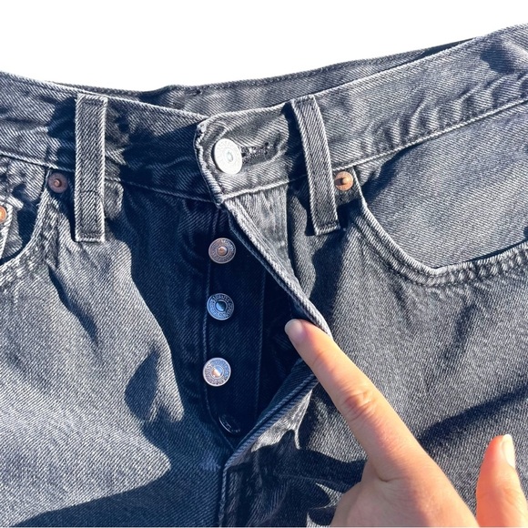 Levi’s 501 high-rise denim shorts original button-fly cut-off hem black women 27 - Picture 3 of 6